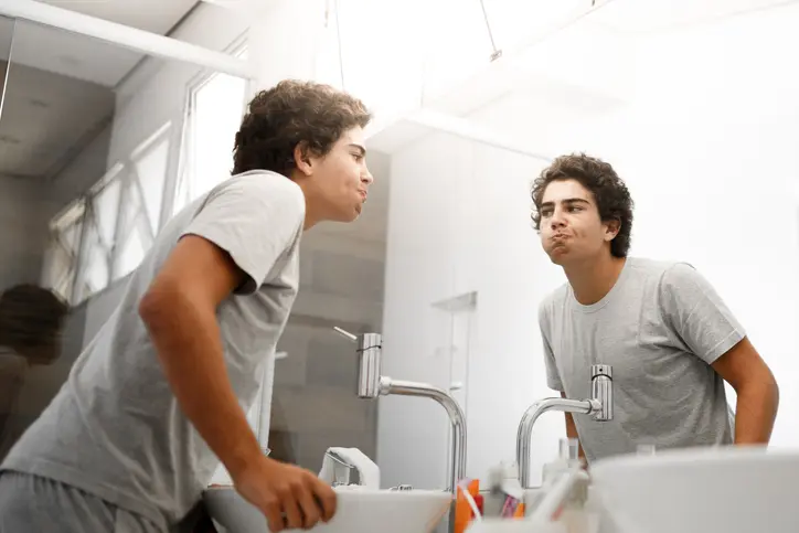 ¿Cómo usar el peróxido de hidrógeno como enjuague bucal?